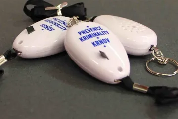 Seniorům v Krnově policie rozdává osobní alarmy. Vypadají jako klíčenka
