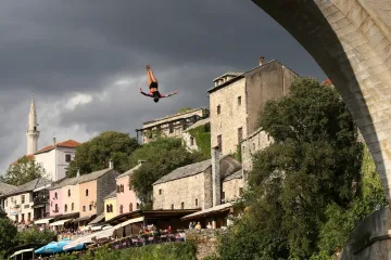 Týden obrazem: Létající kráva, pokažená plachetnice a nádoba boha vody