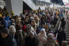 Hladká cesta Ukrajinců do Británie dráždí neevropské běžence uvázlé v Calais