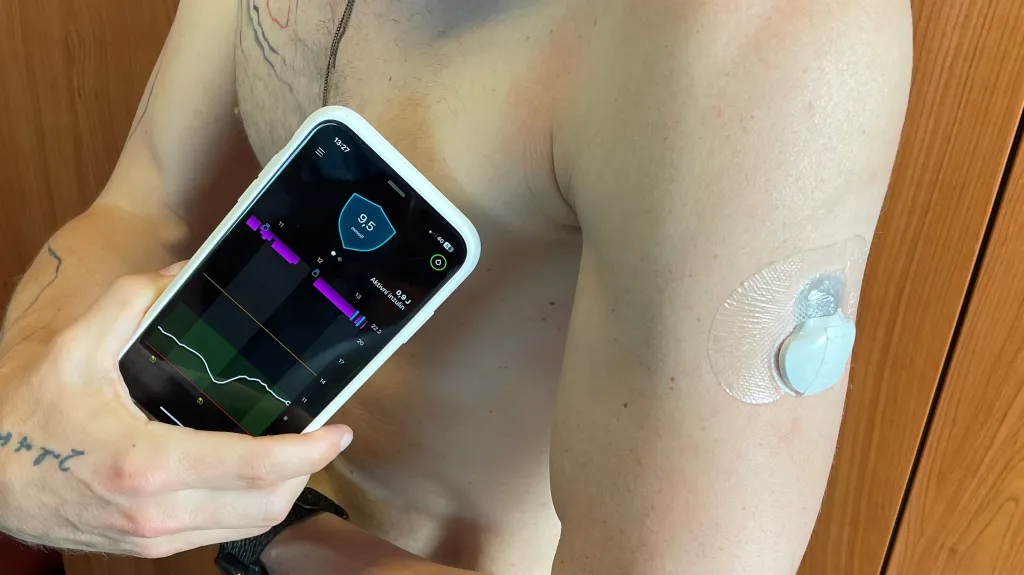 Senzor s naměřenými hladinami glukózy v krvi v mobilní aplikaci