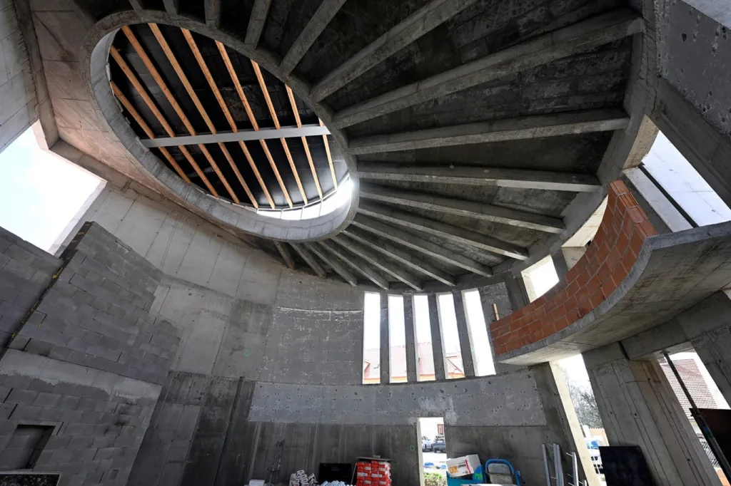 Moderní strop v kapli svaté Terezie z Avily