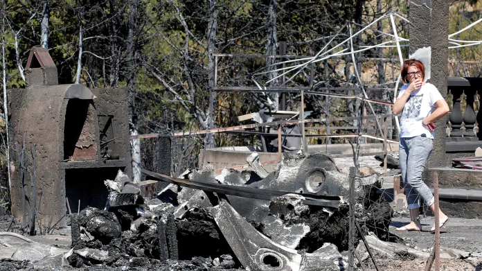 Vyhořelé pozůstatky aut následkem lesních požárů na parkovišti u kempu Bormes-les-Mimosas v regionu Var poblíž francouzské Riviéry. Tisíce lidí z kempu a místní obyvatelé byli evakuováni.