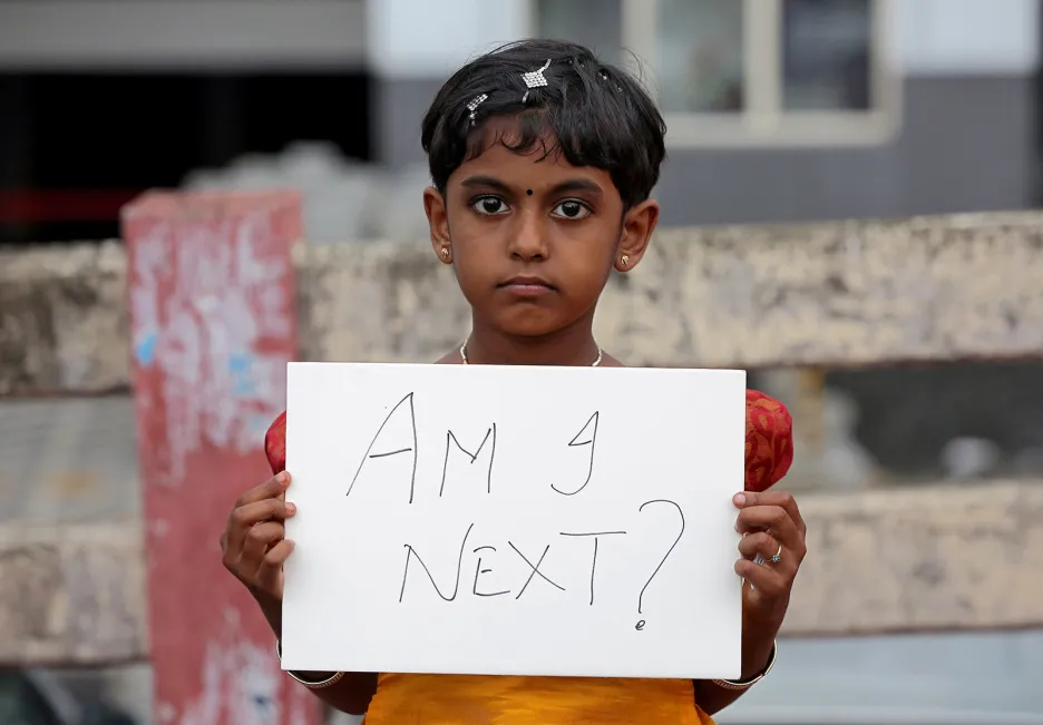 Dívka s plakátem a nápisem „Jsem na řadě?“ při protestech proti znásilnění osmileté holčičky v indické vesnici Kathua