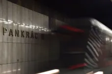 Cestování o Velikonocích: policejní kontroly, plné vlaky a výluka pražského metra