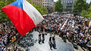 Sudetští Němci se účastní sousedské slavnosti na Moravském náměstí v Brně