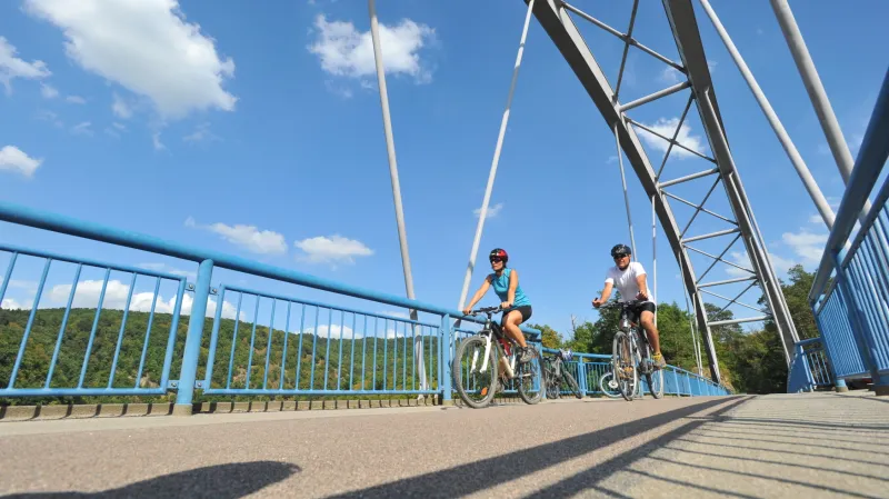 Lávka pod hradem Veveří