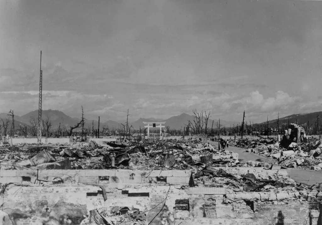 Ničivá síla bomby v Nagasaki byla naprosto šokující. Ve městě zemřelo na následky výbuchu kolem sto tisíc obyvatel.  Více než polovina budov se ocitla v troskách. Toto potvrzení síly amerických zbraní znamenalo pro Japonsko kapitulaci ve druhé světové válce. Japonský císař Hirohito pronesl v rádiu projev o zastavení bojů 15. srpna 1945, oficiální kapitulace se uskutečnila 2. září 1945