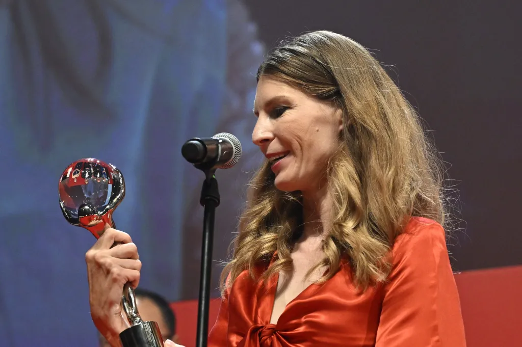 Cenu za ženský herecký výkon si odnáší švýcarská umělkyně Anna Schinzová