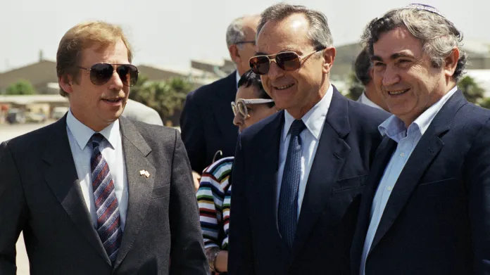 Václav Havel a Moše Arens (uprostřed) na telavivském Ben Gurionově letišti v dubnu 1990