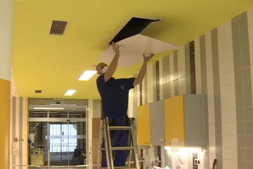 Zdrogovaný pacient zdemoloval oddělení urgentní medicíny v královéhradecké nemocnici