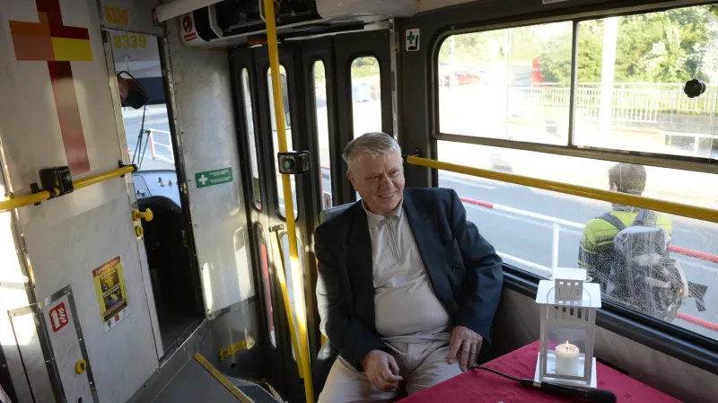 Biskup Václav Malý v „tramvajovém“ kostele (2016)