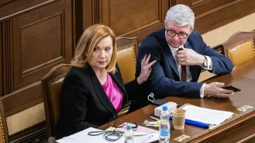 Ministryně financí Alena Schillerová (ANO) a ministr průmyslu a obchodu Karel Havlíček (ANO) na schůzi Poslanecké sněmovny, 14. dubna 2026
