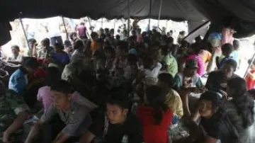Lidé na ostrově Pagai se museli uchýlit do provizorních přístřešků