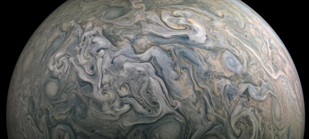 Atmosferické proudy nad severní stranou Jupiteru byly zachyceny kosmickou sondou Juno