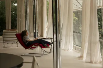 Nic se neukryje. Do Skleněného pokoje nechává nahlédnout první ukázka