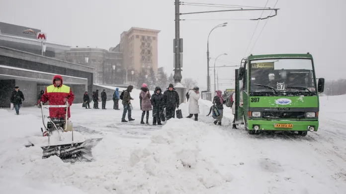 Sněhovou nadílku hlásí také Ukrajina. Na snímku centrum Charkova
