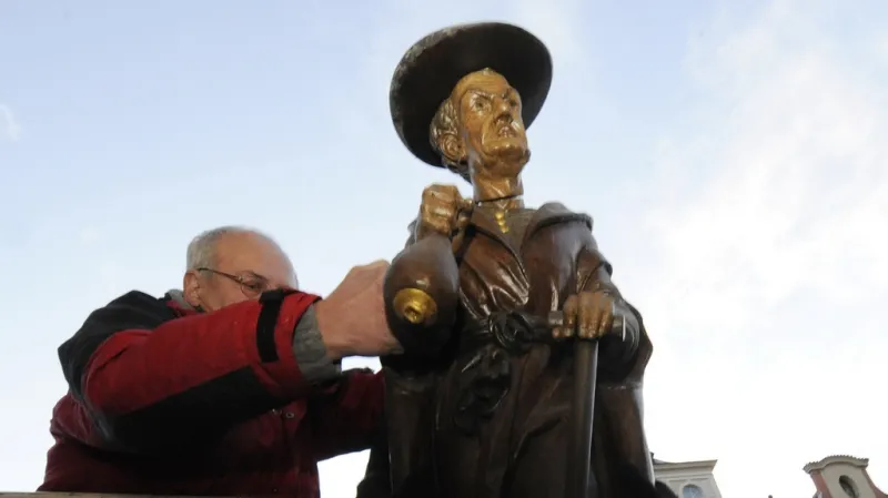 Socha Lakomce ze Staroměstského orloje míří na opravu