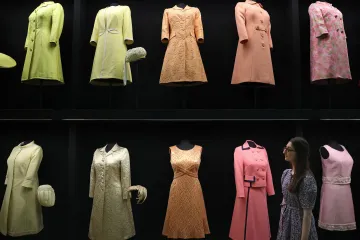 Buckinghamský palác vystavuje oblečení královny Alžběty II.