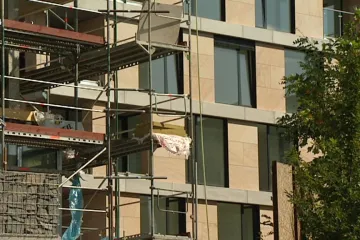 Tlak na nízkou cenu žene kvalitu staveb stále dolů