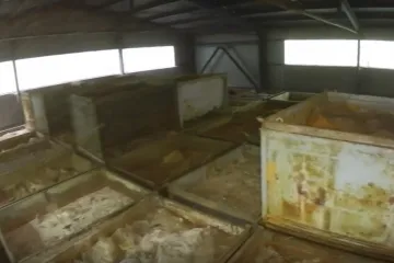 Stát převzal halu s nebezpečnými látkami pod Jeseníky. Místní se roky obávají ekologické katastrofy