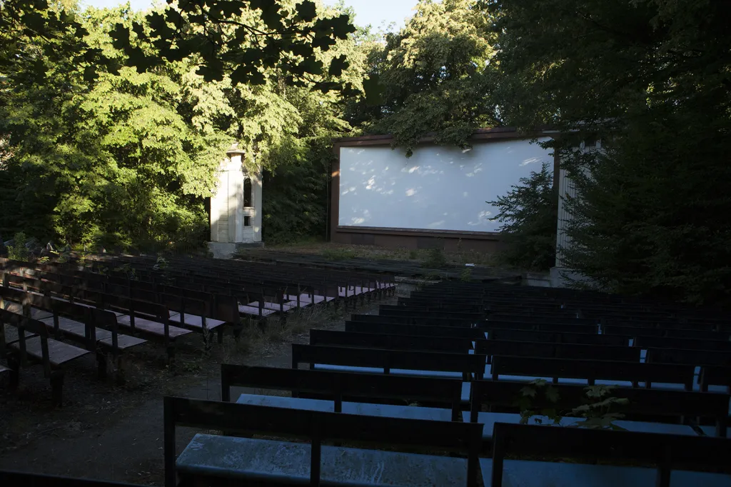 Najdete zde i opuštěné letní kino.