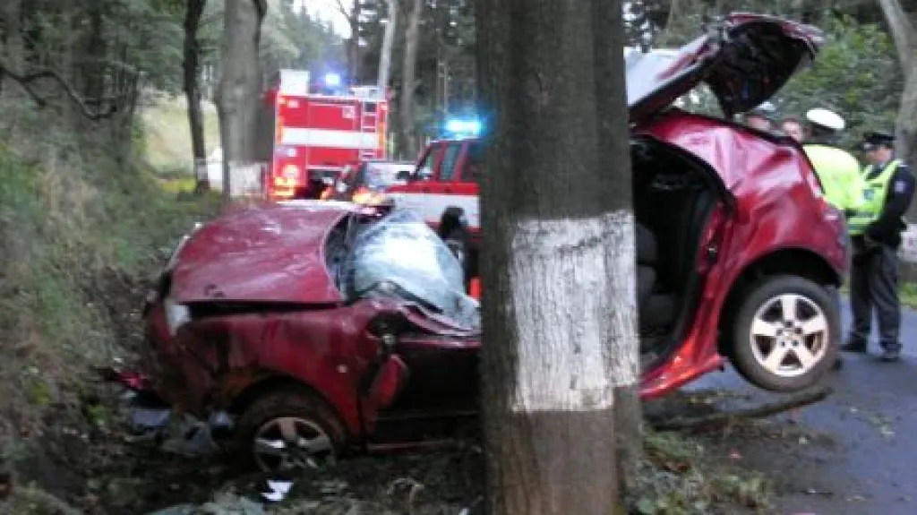 Auto po nárazu do stromu