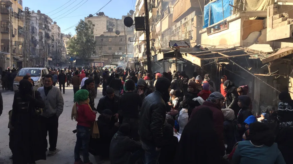 Obyvatelé Aleppa čekají na evakuaci