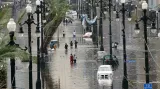 Bulvár Canal Street v centru New Orleans zatopený vodou z nedalekého jezera Ponchartrain, jehož hráze se protrhly. Mnozí obyvatelé města zůstali uvězněni na střechách, v ulicích plavaly mrtvoly a záchranáři pročesávali město v člunech a helikoptérách.