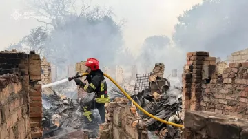 Hasič likviduje zbytky požáru způsobeného ruským dronovým útokem v Žytomyrské oblasti