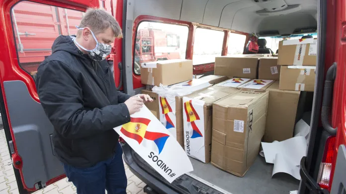 Ministr zahraničí Petříček označuje španělskou vlajkou krabice s humanitární pomocí