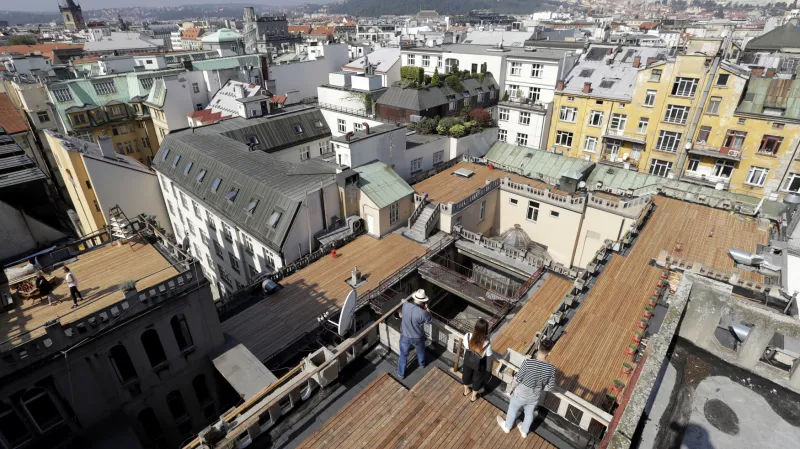 Nově upravené střechy pražského paláce Lucerna se dočasně otevřely veřejnosti, lidé si je mohou přijít prohlédnout do 23. srpna.