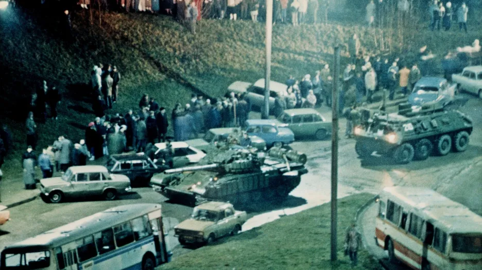Sovětské tanky míří k vilniuské televizní věži (leden 1991)