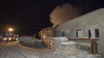 V Šakvicích na Břeclavsku při požáru dílny shořelo šest aut