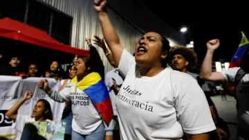 Příbuzní politických vězňů se shromáždili před vazebním centrem národní policie