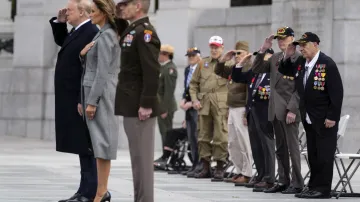 Americký prezident Donald Trump s manželkou si připomínají konec války ve Washingtonu
