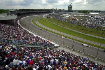 Konal se první ročník závodu 500 mil Indianapolis