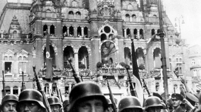 Hitlerovská vojska pochodují před libereckou radnicí v roce 1938.