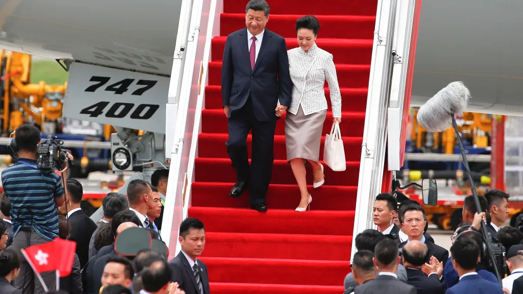 Čínský prezident s manželkou přiletěli na hongkongské oslavy
