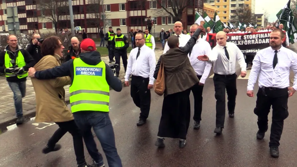 Švédka Tess Asplundová se postavila pochodu krajní pravice (květen 2016)