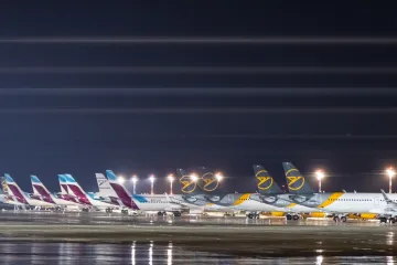 Německo zvažuje téměř úplné zastavení letů, Biden chce zrychlit očkování