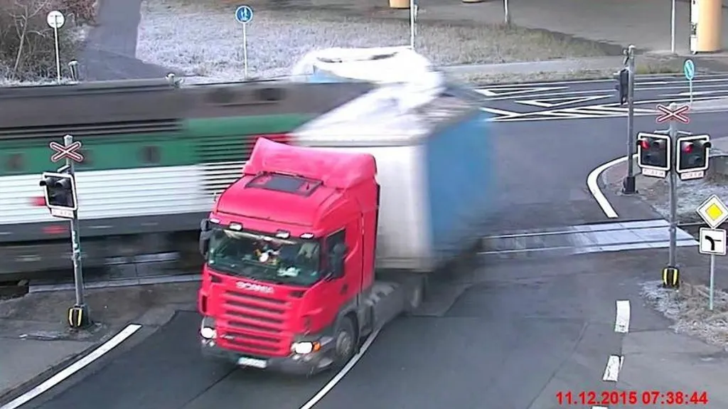 Kamion se ve Frýdku-Místku srazil s vlakem