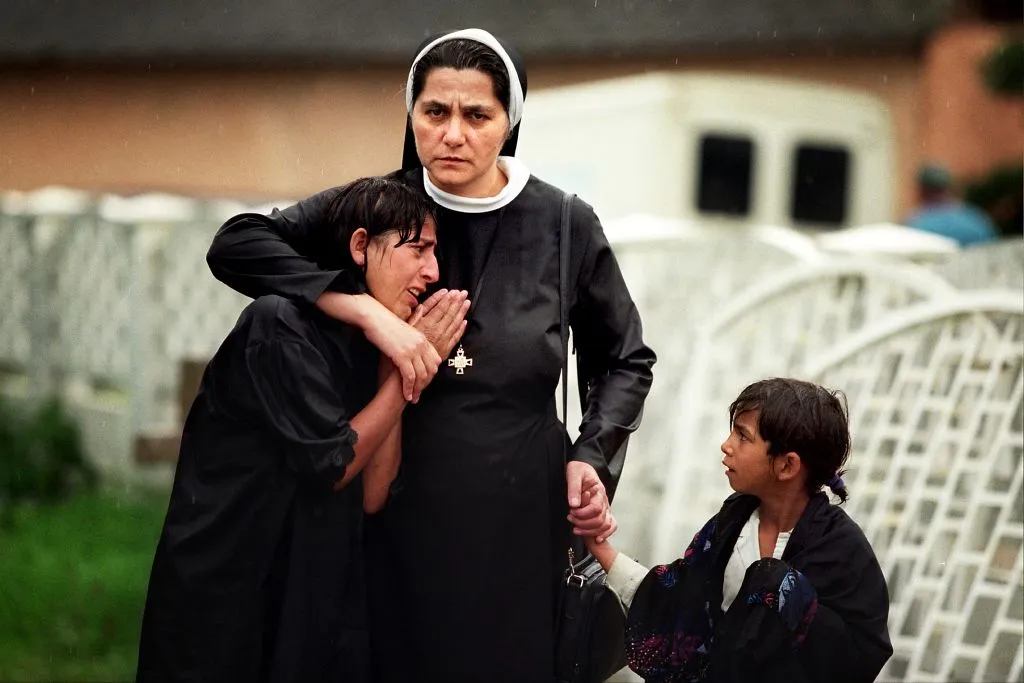 Fotografie roku 1998. Romská matka truchlí nad smrtí svých dětí, které se utopily při záplavách v Jarovnicích na východním Slovensku, červenec 1998.
