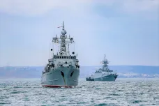 Fregaty, torpédoborce, tanky, drony i ostrá slova. Mezi Ruskem a Ukrajinou houstne atmosféra