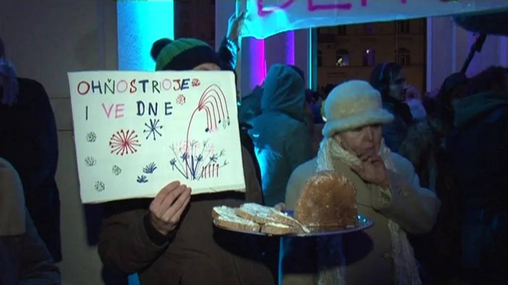 Demonstrace před Plesem v opeře