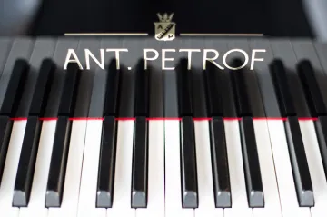 Miliardář Komárek koupil od Petrofu piana odmítnutá v Číně. Rozdá je školám