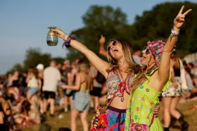 Za hudbou bez peněz v kapse. Další festivaly se přidávají k bezhotovostnímu placení