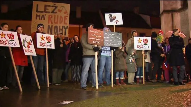 Protesty proti komunistické radní pokračují
