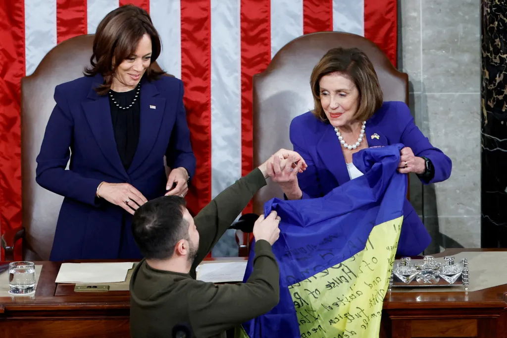 21. prosince 2022, prezident Zelenskyj předává vedení amerického Kongresu vlajku podepsanou obránci Bachmutu, který navštívil krátce před odletem do USA