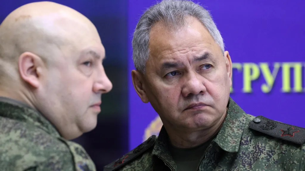 Ruský ministr obrany Sergej Šojgu s generálem Sergejem Surovikinem (vlevo)