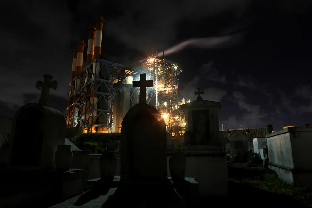 Elektrárna Palo Seco společnosti Puerto Rico Electric Power Authority u místního hřbitova ve městě San Juan.